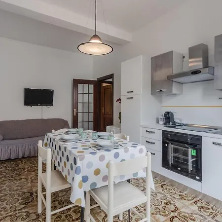 Apartamento Guesthost - Cagliari Comfy With Terrace & Netflix!