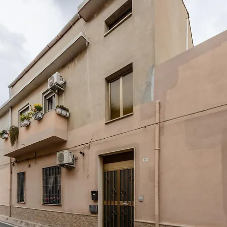 Guesthost - Cagliari Comfy With Terrace & Netflix! Apartman *